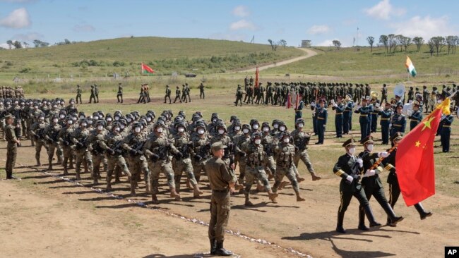 中国军队2022年8月31日在俄罗斯远东地区的一个射击场参与俄罗斯主办的“东方-2022”军事演习。