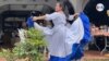 Una nicaragüense baila una danza folclórica en una feria en San José, Costa Rica. [Foto: Houston Castillo, VOA]