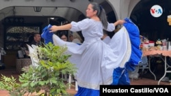 Una nicaragüense baila una danza folclórica en una feria en San José, Costa Rica. [Foto: Houston Castillo, VOA]