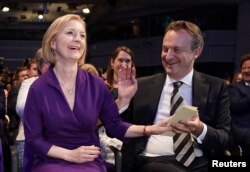 Liz Truss bersama suaminya Hugh O'Leary, di Queen Elizabeth II Center setelah diumumkan bahwa dia adalah pemimpin partai Konservatif yang baru, dan akan menjadi Perdana Menteri Inggris berikutnya, di London, Inggris 5 September 2022. (Foto : via Reuters)