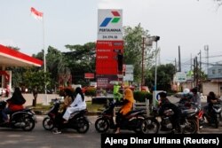 Pengendara sepeda motor mengantre untuk membeli BBM bersubsidi di SPBU Pertamina setelah pengumuman kenaikan harga BBM di Bekasi. (Foto: REUTERS/Ajeng Dinar Ulfiana)