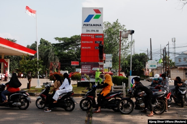 FILE - Pengendara sepeda motor mengantre untuk membeli BBM bersubsidi di SPBU Pertamina setelah pengumuman kenaikan harga BBM di Bekasi, 3 September 2022. (Foto: REUTERS/Ajeng Dinar Ulfiana)