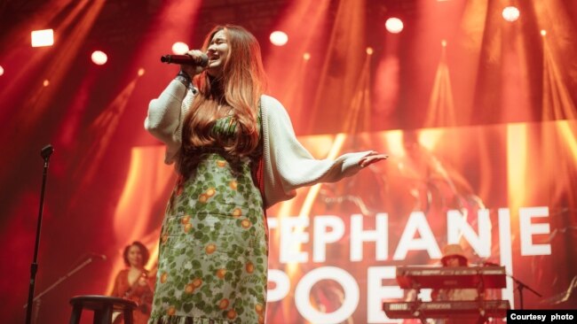 Stephanie Poetri di panggung Head in the Clouds 2021 di AS (dok: Gina Joy)