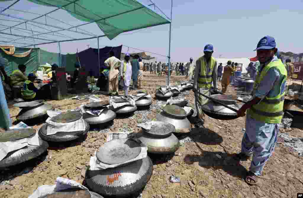 Pakistani cooks prepare food for flooding victims, organized by the Alkhidmat Foundation in Jaffarabad, Pakistan, Sept. 5, 2022.