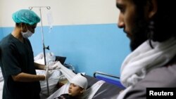 Афганский врач оказывает помощь ребенку, пострадавшему во время терракта у посольства РФ в Кабуле
