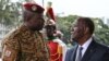 Le chef de la junte au pouvoir au Burkina Faso, le lieutenant-colonel Paul-Henri Sandaogo Damiba (à gauche), accueilli par le président ivoirien Alassane Ouattara (à droite) à son arrivée pour leur réunion au palais présidentiel d'Abidjan, en Côte d'Ivoir