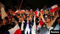 Los partidarios de la opción "Rechazo" reaccionan a los primeros resultados del referéndum sobre una nueva constitución chilena en Valparaíso, Chile, el 4 de septiembre de 2022.