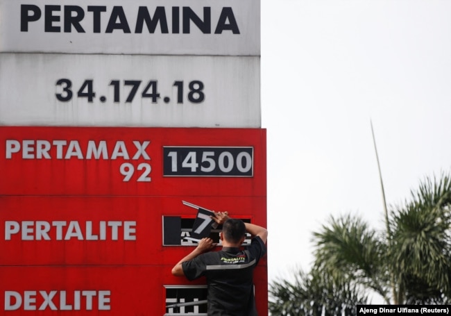 Pekerja SPBU Pertamina mengubah harga BBM yusai pengumuman kenaikan harga BBM, di Bekasi, 3 September 2022. (Foto: REUTERS/Ajeng Dinar Ulfiana)