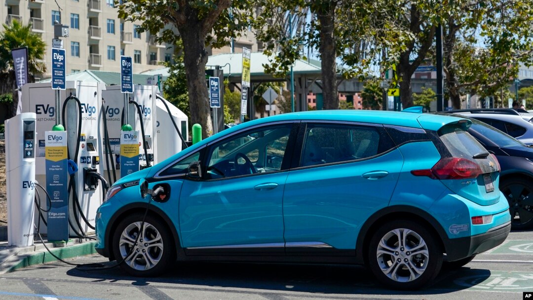 Automobil na struju se puni u Kaliforniji