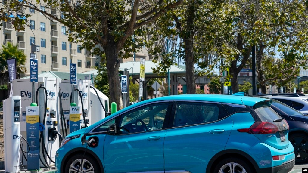 美国加尼福利亚州的环保标准最为严格。在加州街头和公路上以电力作为驱动能源的车随处可见。加州还规定到2035年时，禁止任何使用传统燃料，也就是石油中提取的汽油、柴油和煤油的车上路行驶。图为停在街头充电桩前充电的小轿车。-美联社资料照(photo:VOA)
