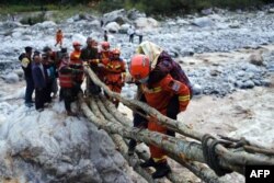 中国四川甘孜泸定县发生6.8级地震后，救援人员在救助当地居民。（2022年9月5日）