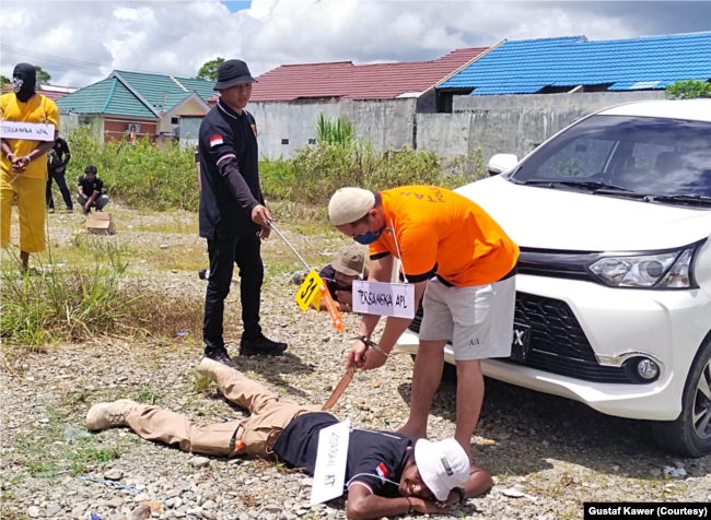 Rekonstruksi kasus pembunuhan dan mutilasi di Mimika, Timika, Papua digelar Sabtu (3/9). (Foto: Courtesy/Gustaf Kawer)