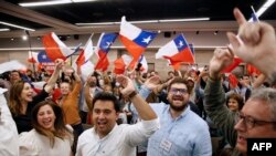 Warga Chile yang menolak konstitusi baru bereaksi saat mendengar hasil referendum di Santiago, Chile, Minggu, 4 September 2022. (Foto: CLAUDIO REYES / AFP)