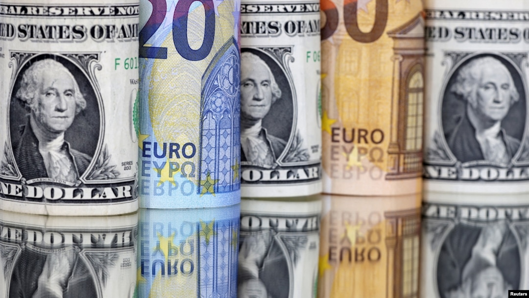 Ilustración de dólares y euros. REUTERS/Dado Ruvic