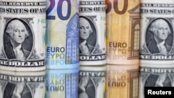 Ilustración de dólares y euros. REUTERS/Dado Ruvic
