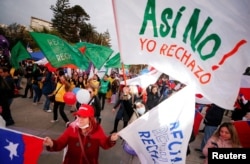 Manifestantes se reúnen para mostrar su rechazo durante una reunión antes del próximo referéndum, donde los chilenos votarán para aprobar o rechazar la nueva constitución propuesta, en Viña del Mar, Chile, el 31 de agosto. , 2022.