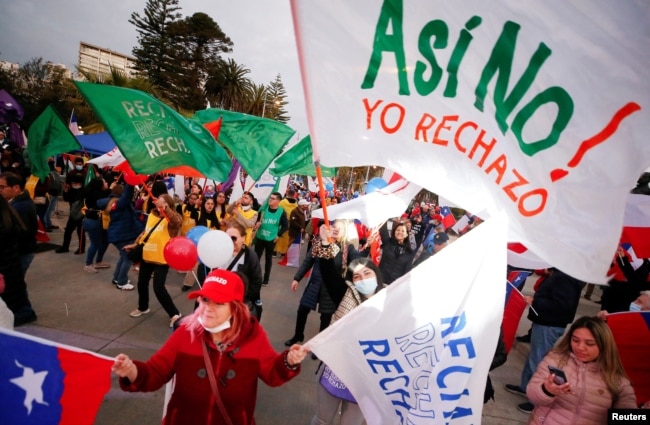 Manifestantes se reúnen para mostrar su rechazo durante una reunión antes del próximo referéndum, donde los chilenos votarán para aprobar o rechazar la nueva constitución propuesta, en Viña del Mar, Chile, el 31 de agosto. , 2022.