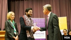  راجکمار، امریکی محکمہ خارجہ کا ایمرجنگ ینگ لیڈر کا ایوارڈ موصول کررہے ہیں۔