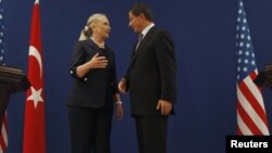 Američka državna sekretarka Hilari Klinton i turski šef diplomatije Ahmet Davutoglu razgovaraju nakon konferencije za novinare u Istanbulu