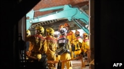 نیروهای امدادی در حال جستجوی بازماندگان در محل فروریختن یک ساختمان در پی زلزله. هوآلین، تایوان، ۱۵ فروردین ۱۴۰۳ – عکس از خبرگزاری مرکزی تایوان و خبرگزاری فرانسه