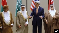 From left, Oman Foreign Minister Yusuf bin Alawi, Saudi Arabia Foreign Minister Adel al-Jubeir, Secretary of State John Kerry and Bahrain Foreign Minister Khalid bin Ahmed Al Khalifa, stand together at the start of the Gulf Cooperation Council (GCC) Ministerial meetings in Manama, Bahrain, April 7, 2016. 