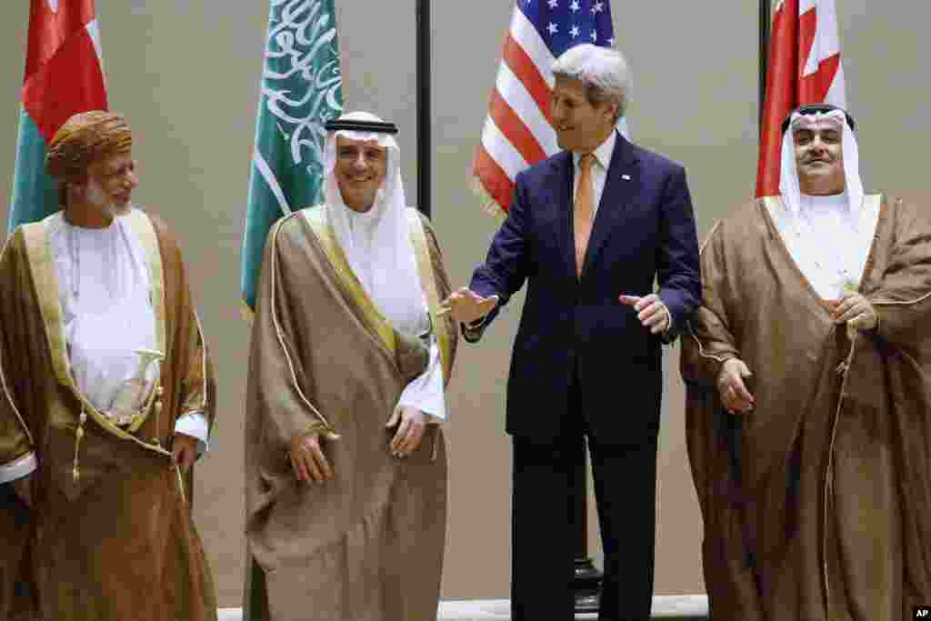 Dari kiri ke kanan: Menteri Luar Negeri Oman Yusuf bin Alawi, Menlu Arab Saudi Adel al-Jubeir, Menlu AS John Kerry dan Menlu Bahrain Khalid bin Ahmed Al Khalifa, bersiap berforo bersama di awal pertemuan menteri Dewan Kerjasama Teluk di Manama, Bahrain (7/4).