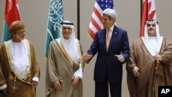 De gauche à droite, le ministre des Affaires étrangères d'Oman Yusuf bin Alawi, le ministre saoudien des Affaires étrangères Saoudite Adel al-Jubeir, le secrétaire d'Etat John Kerry et le ministre des Affaires étrangères de Bahreïn, Khalid bin Ahmed Al Khalifa, se tiennent ensemble pour une photo de famille au début de la coopération du Golfe. 