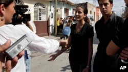 Rosa María Paya, junto a su hermano Oswaldo, conversa con los periodistas en Cuba.
