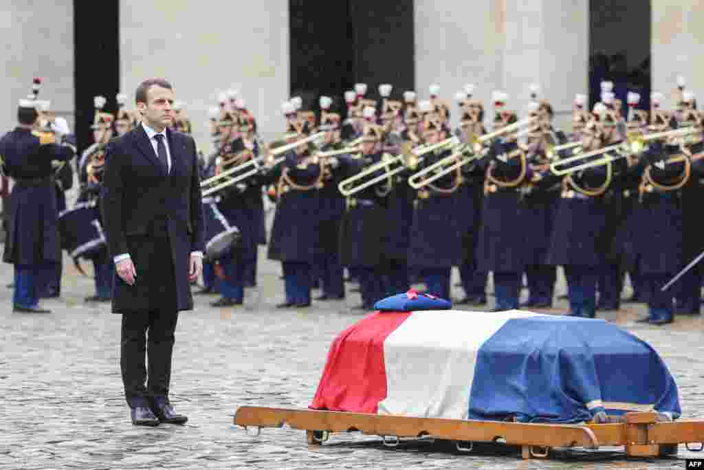 ادای احترام امانوئل ماکرون، رئیس جمهوری فرانسه به پیکر افسری که به دست یک تروریست اسلامگرا کشته شد و از او به عنوان قهرمان ملی تقدیر کرد. &nbsp;