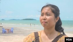 អ្នកស្រី​ គង់ លក្ខិណា​ ជា​បុគ្គលិក​ផ្នែក​ហិរញ្ញវត្ថុ​នៅ​កាស៊ី​ណូមួយ​នៅ​ក្រុង​ព្រះសីហនុ។ អ្នកស្រី​ និងស្វាមី​នាំ​កូនៗ​មក​ដើរកំសាន្តនៅ​ឆ្នេរសមុទ្រចុងសប្តាហ៍ នៅក្រុង​ព្រះ​សីហនុ នៅ​ថ្ងៃទី​១៧ ខែ​ឧសភា​ ឆ្នាំ​២០២០។ (ខាន់ សុគុំមនោ​/ VOA)