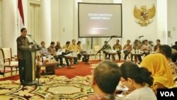 Presiden Joko Widodo memimpin sidang kabinet paripurna di Istana Bogor, Jawa Barat hari Senin, 23 November 2015 (VOA/Andylala)