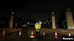 A police officer stands guard after police arrested a man carrying a knife outside Buckingham Palace in London, Britain, Aug. 25, 2017.