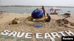 Peringatan hari bumi di tepi sungai Yamuna, Allahabad, India, 22 April 2018. (Foto: dok). UNEP mendesak ditinjaunya kembali penggunaan pasir oleh industri, pemerintah dan masyarakat umum.