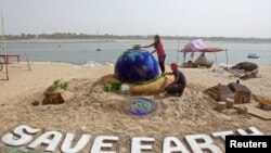 Скульптура из песка, сделанная студентами в Индии по случаю Дня Земли в 2018 г. (архивное фото) 