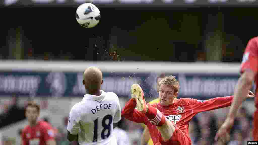 Tottenham Hotspur&#39;s Jermain Defoe (L) challenges Southampton&#39;s Steven Davis for the ball during their English Premier League soccer match in London May 4, 2013.