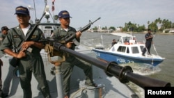 Ảnh minh hoạ: Cảnh sát biển Thái Lan (trái) trong cuộc tuần tra chung với cảnh sát Malaysia.