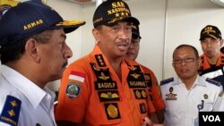 Kepala Basarnas Marsekal Madya TNI Bagus Purhito memberikan keterangan pers terkait terbakarnya KM Santika Nusantara, di Surabaya Minggu 25/8. (foto:VOA/Petrus Riski).