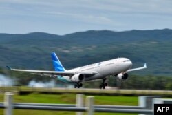 Pesawat Airbus A330 Garuda Indonesia mendarat di Bandara Internasional Sultan Iskandar Muda Blang Bintang, Provinsi Aceh, 13 Juli 2021. (CHAIDEER MAHYUDDIN/AFP)