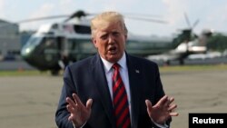 Presiden AS Donald Trump memberikan keterangan kepada wartawan sebelum masuk pesawat Kepresidenan AS "Air Force One" untuk bertolak kembali ke Washington dari Bandara Morristown di New Jersey, 18 Agustus 2019. 