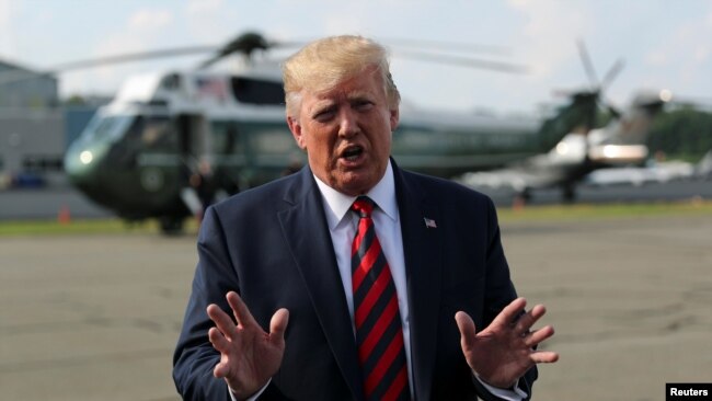 美国总统特朗普2019年8月18日在美国新泽西州莫里斯顿登上空军一号返回华盛顿前与记者对话