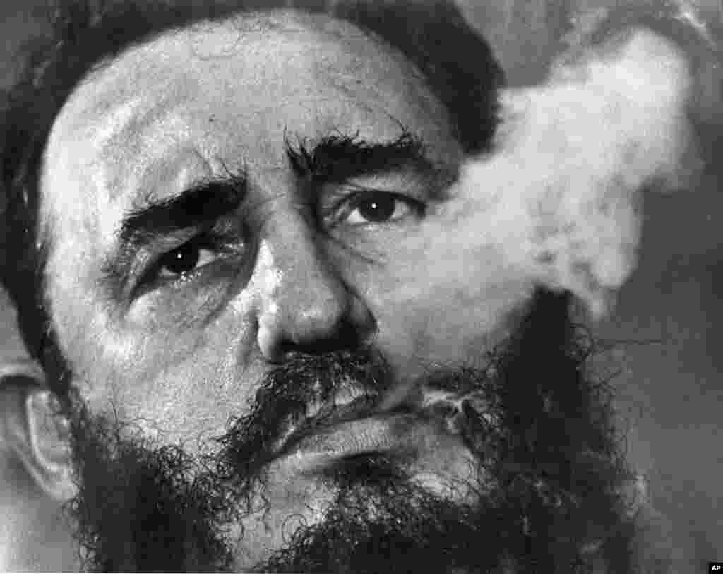 Premye-minis Kiben Fidel Castro ap pouse lafimen siga pandan yon entèvyou nan palè prezidansyèl li nan La Avàn, Kiba, Mas 1985. Castro, yon avoka nan La Avàn ki te goumen pou pòv yo, ranvèse gouvènman diktatè Fulgencio Batista 1er Janvye 1959.