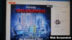 Buku "Kursus Peledakan" ditulis oleh Abu Khabab al Misri dan diterjemahkan oleh Forum al-Busro (VOA/Screengrab) 