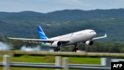 Pesawat Airbus A330 Garuda Indonesia mendarat di bandara internasional Sultan Iskandar Muda di Blang Bintang, Aceh (foto: dok). 