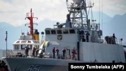 Kapal patroli TNI AL KRI Singa (651) bersiap memuat perbekalan di pangkalan TNI AL di Banyuwangi, Jawa Timur pada 24 April 2021. (Foto: AFP/Sonny Tumbelaka)