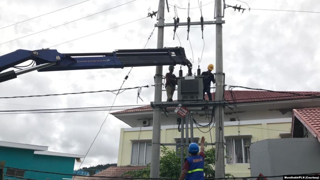 Karyawan Perusahaan Listrik Negara (PLN) sedang memperbaiki jaringan listrik di Kabupaten Mamuju, Sulawesi Barat. (Foto: PLN/Mundhakir)
