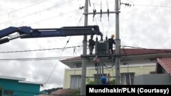 Karyawan Perusahaan Listrik Negara (PLN) sedang memperbaiki jaringan listrik di Kabupaten Mamuju, Sulawesi Barat. (Foto: PLN/Mundhakir)