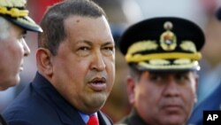 Venezuelan President Hugo Chavez (L) in Caracas (file - January 17, 2012).