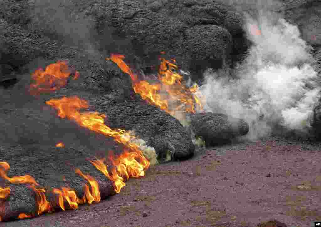 La coulée de lave du volcan Kilauea Volcano continue son bonhomme de chemin, destruisant tout sur son passage à Pahoa, Hawaii.