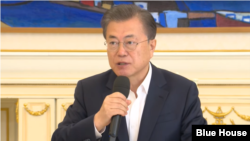 문재인 한국 대통령이 18일 청와대에서 신종 코로나바이러스 감염증(코로나 19) 대응 논의를 위한 경제주체 원탁회의를 하고 있다.