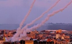 Hamas lanza cohetes hacia Israel desde el sur de la Franja de Gaza, el 17 de mayo de 2021.
